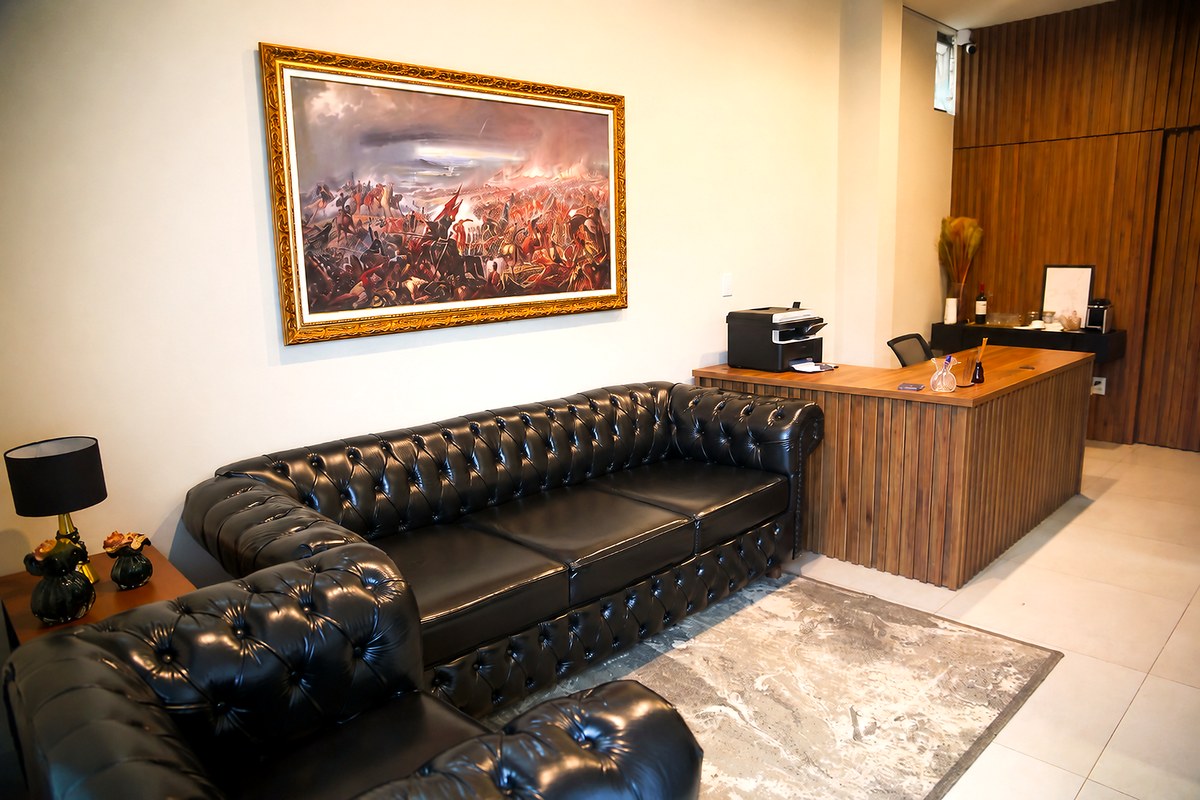 Sala de atendimento do escritÃ³rio GuimarÃ£es & Amaral Advocacia em Nioaque/MS