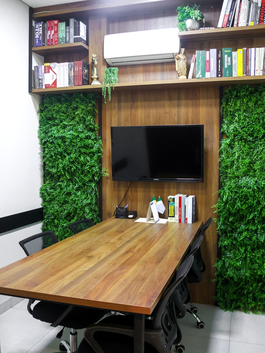 Sala de atendimento do escritório Guimarães & Amaral Advocacia em Nioaque/MS — vista vertical